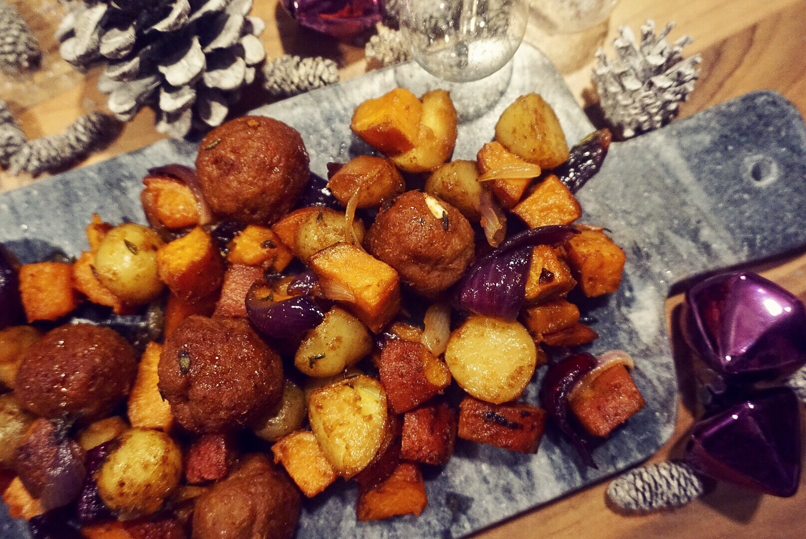 gezellige ovenschotel met krieltjes, zoete aardappel rode uit kipgehaktballetjes diner recept uit de oven gymjunkies kerstmenu 2018 stance van lieshout