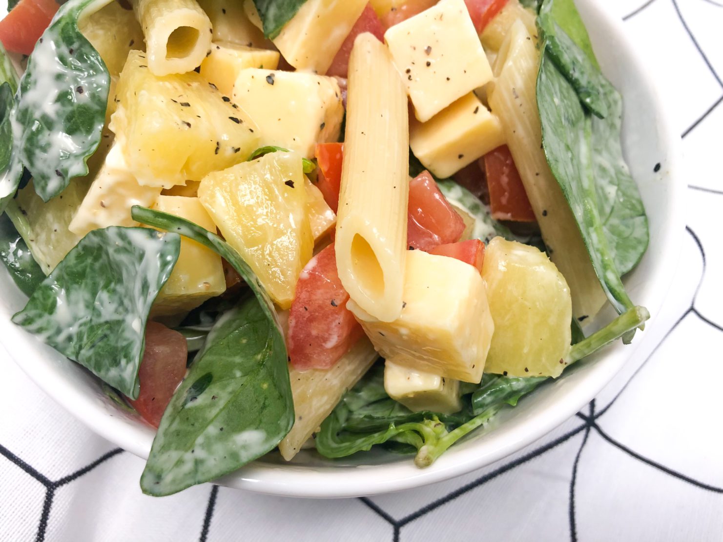 pastasalade met spinazie, kaas en ananas recept vegetarisch