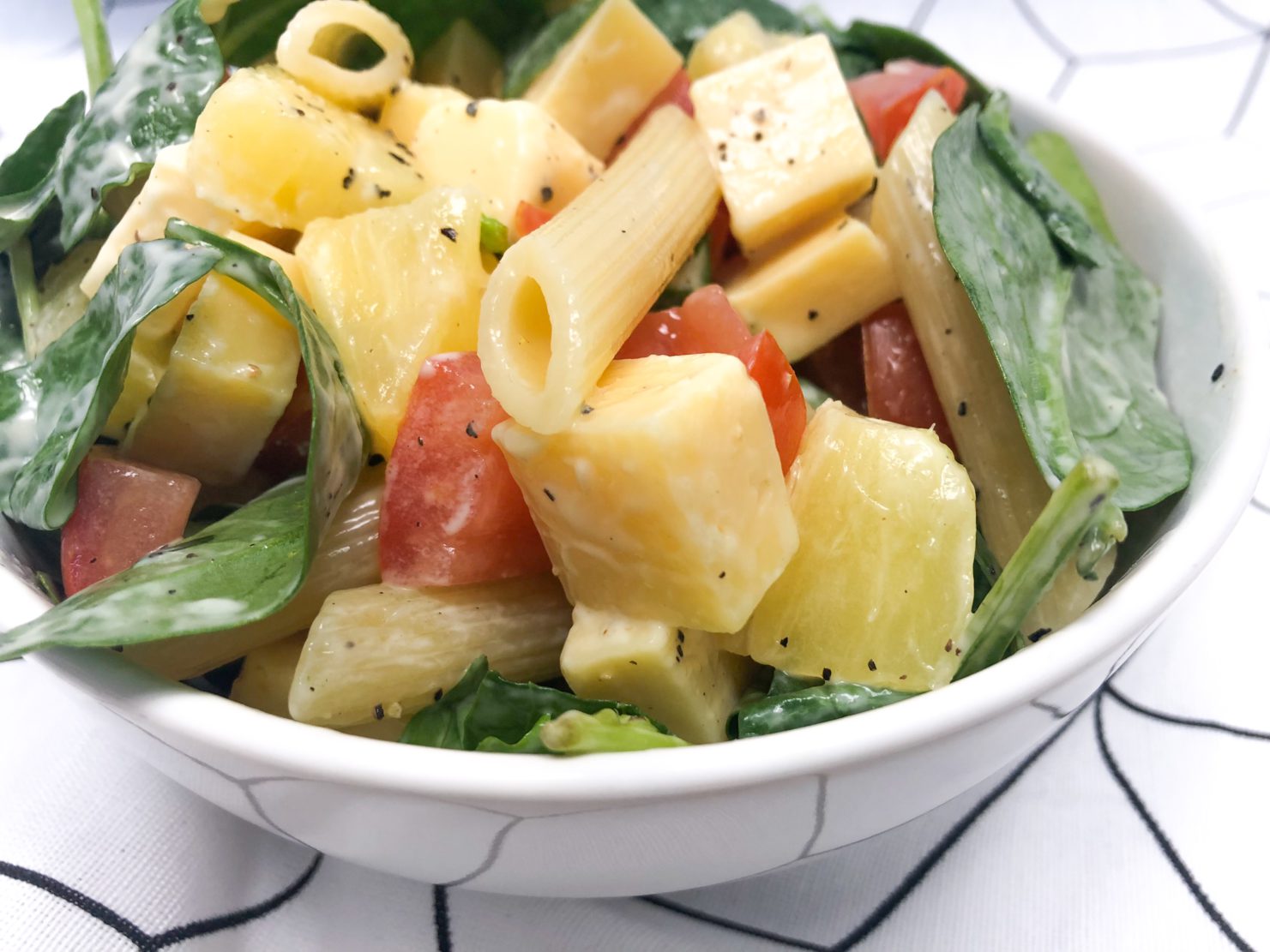 pastasalade met spinazie, kaas en ananas recept vegetarisch